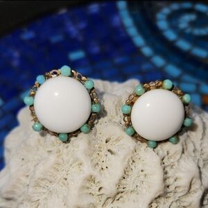 Vintage Milk Glass With Small Blue Glass Stones Screw On Eàrrings